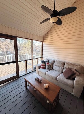 Smart TV, fireplace, computer monitors, printers - Stylish 3bdr Home Includes Large Backyard & Deck near RH Downtown & I-77 (Rock Hill)