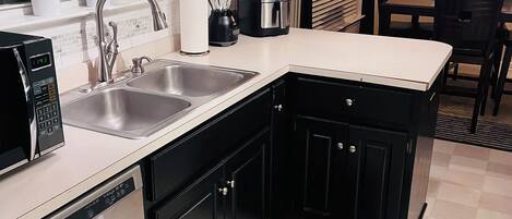 Réfrigérateur, micro-ondes, four, plaque de cuisson