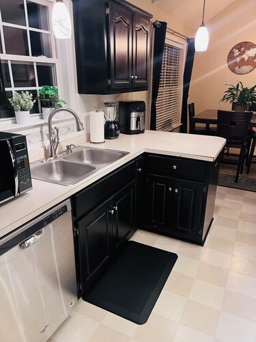 Cute - Stylish 3bdr Retreat W/ Large Backyard & Deck near RH Downtown & I-77