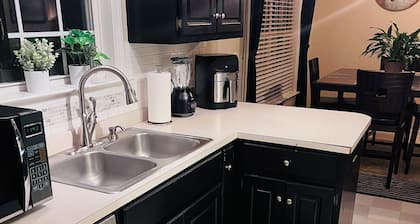 Cute - Stylish 3bdr Retreat W/ Large Backyard & Deck near RH Downtown & I-77