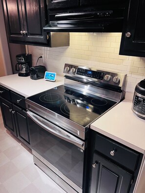 Fridge, microwave, oven, stovetop - Cute - Stylish 3bdr Retreat W/ Large Backyard & Deck near RH Downtown & I-77 (Rock Hill)