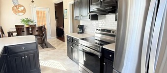 Stylish 3bdr Home Includes Large Backyard & Deck near RH Downtown & I-77