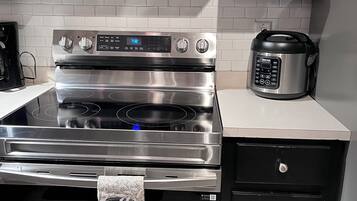 KylskÄp, mikrovÄgsugn, ugn och spishÀll