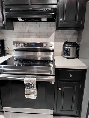 Kylskåp, mikrovågsugn, ugn och spishäll