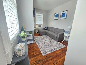 TV - Cozy 1BR Apartment- Walk to Thames (Newport)