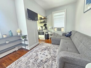 TV - Cozy 1BR Apartment- Walk to Thames (Newport)