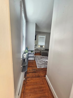 TV - Cozy 1BR Apartment- Walk to Thames (Newport)