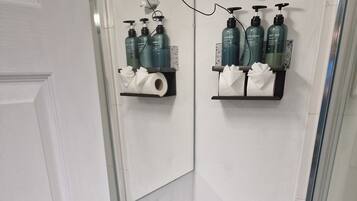 Dusch, hÄrtork, handdukar och tvÄl