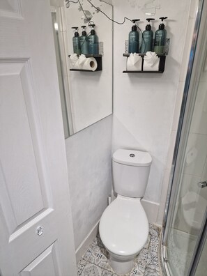 Dusch, hårtork, handdukar och tvål