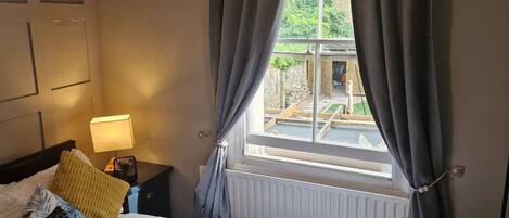 1 habitación, tabla de planchar con plancha, wifi y ropa de cama