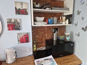 Interior - Cosy 1-Bed Studio, Hampton Hill | Free Parking, Kitchenette & Gigabit Wi-Fi (Hampton Hill)