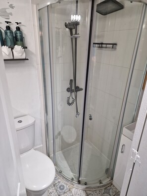 Shower, hair dryer, towels, soap - Cosy 1-Bed Studio, Hampton Hill | Free Parking, Kitchenette & Gigabit Wi-Fi (Hampton Hill)