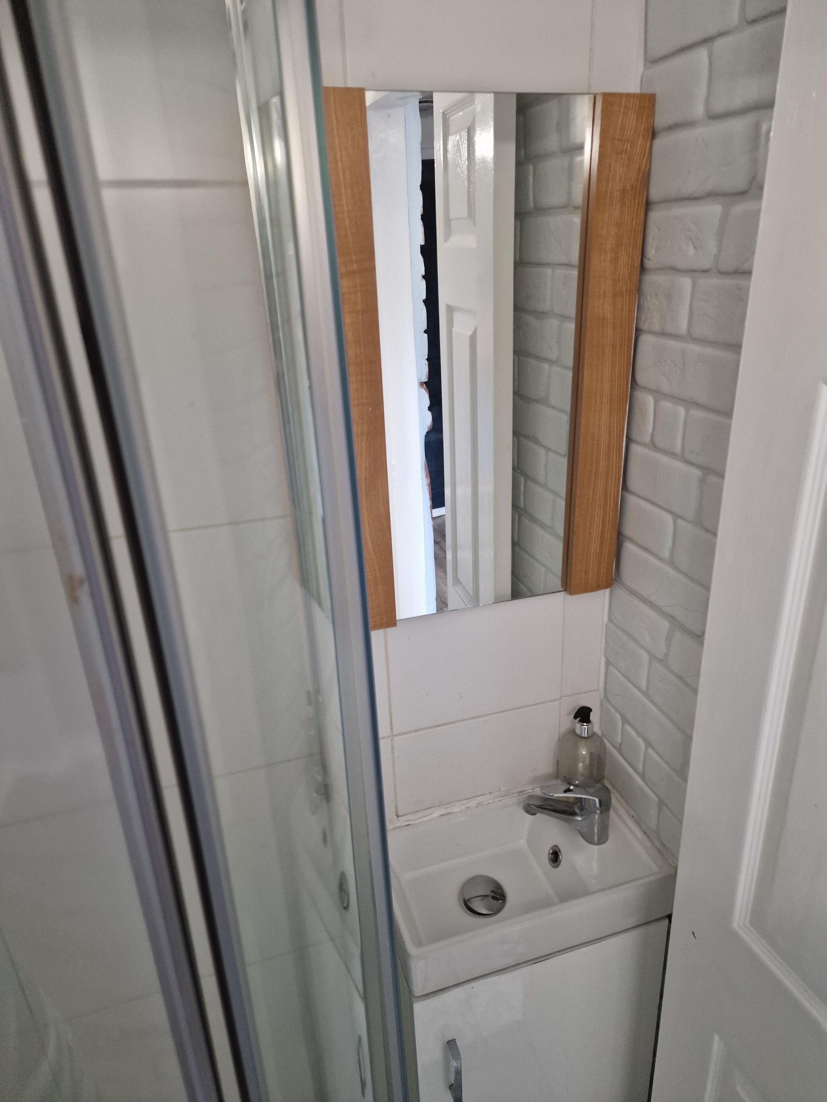 Regadera, secadora de cabello, toallas, jabón 