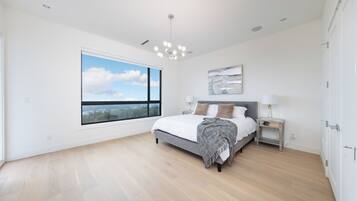 4 bedrooms, iron/ironing board, internet, bed sheets