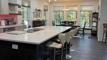 Geladeira, micro-ondas, fogão, cooktop