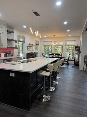 Frigorífic, microones, forn i placa de cuina