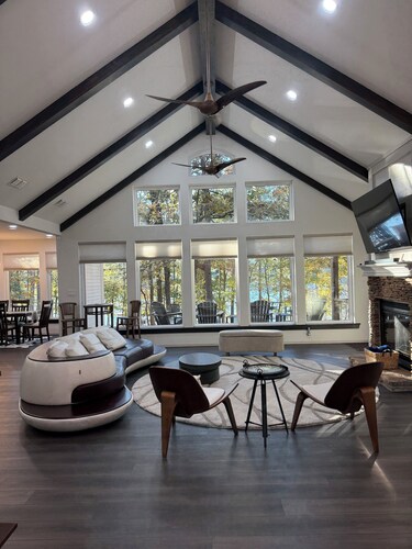 Welcoming 3-bedroom house with AC in Holly Lake Ranch