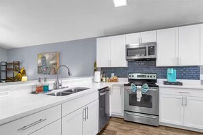 Fridge, microwave, oven, stovetop - NEW Tiki House near Disney Legoland Heated Pool (Davenport)