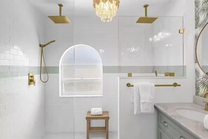 Towels, soap, toilet paper - NEW Tiki House near Disney Legoland Heated Pool (Davenport)