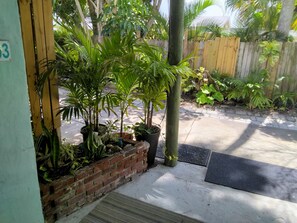 المنطقة المحيطة بالمنشأة