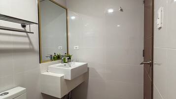 Hårtork, handdukar, tvål och toalettpapper