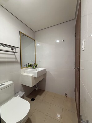 Hårtork, handdukar, tvål och toalettpapper