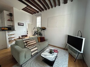 TV - BnBNook - 3BR - République and Centre Pompidou (Paris)