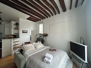 1 bedroom, desk, iron/ironing board, free WiFi - BnBNook - 3BR - République and Centre Pompidou (Paris)