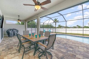 Outdoor dining - Coral Cove - Heated Pool in SW Cape Coral (Cape Coral)