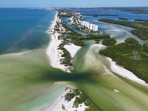 On the beach - Exlcusive Private Beach: 5BR Beachfront Estate (Sarasota)