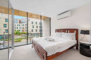 2 bedrooms, desk, iron/ironing board, WiFi - Light Filled 2BDR Loft in Kingston with Parking (Kingston)