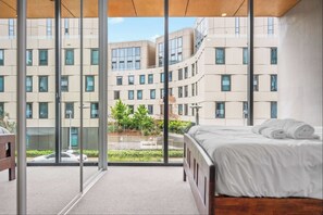 2 habitaciones, escritorio y tabla de planchar con plancha 