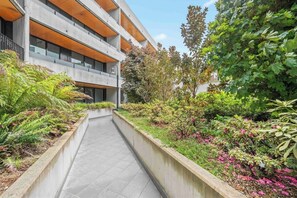 Property grounds - Light Filled 2BDR Loft in Kingston with Parking (Kingston)