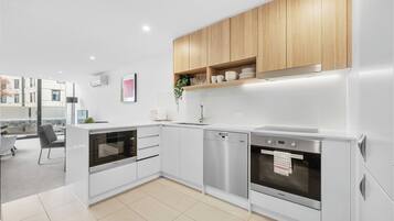 冷蔵庫、電子レンジ、オーブン、コンロ