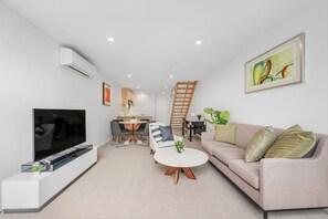 TV - Light Filled 2BDR Loft in Kingston with Parking (Kingston)