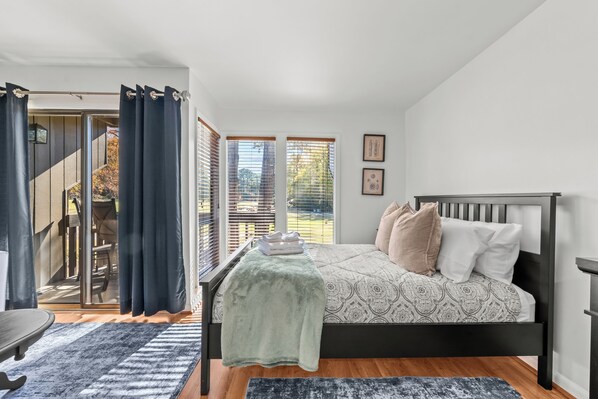 1 slaapkamer, een strijkplank/strijkijzer, internet, beddengoed