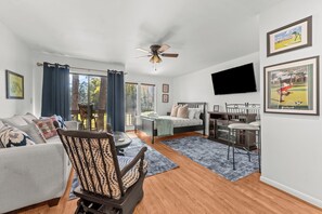 1 slaapkamer, een strijkplank/strijkijzer, internet, beddengoed