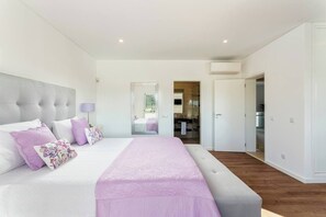 4 bedrooms, iron/ironing board, free WiFi, bed sheets - Luxury Vau Beach Villa with Private Heated Pool (Portimão)