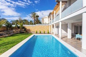 A heated pool - Luxury Vau Beach Villa with Private Heated Pool (Portimão)