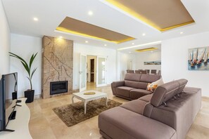 Smart TV, fireplace - Luxury Vau Beach Villa with Private Heated Pool (Portimão)