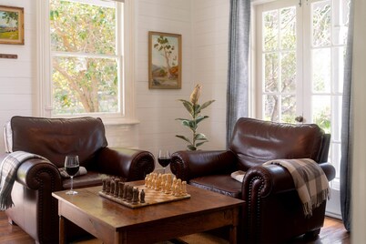 Lumsden Cottage Book 3 nights stay an extra for free in Nov