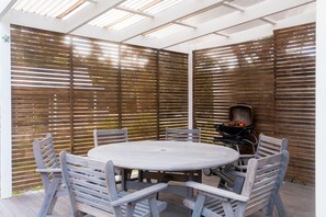 Outdoor dining - Lumsden Cottage "Dolls House" (Great Bay)