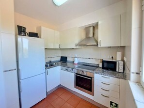 ثلاجة، ميكروويف، فرن، موقد طهي مسطح