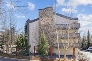 Un immeuble à plusieurs étages, doté d’une façade en pierre et d’une enseigne sur laquelle on peut lire « The Lift ».