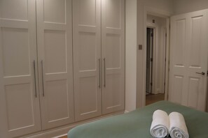 1 Schlafzimmer, Schreibtisch, Bügeleisen/Bügelbrett, Reisekinderbett