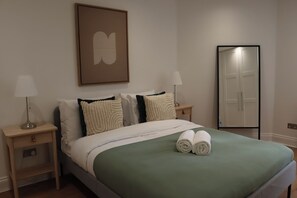 1 slaapkamer, een bureau, een strijkplank/strijkijzer, reisbedje