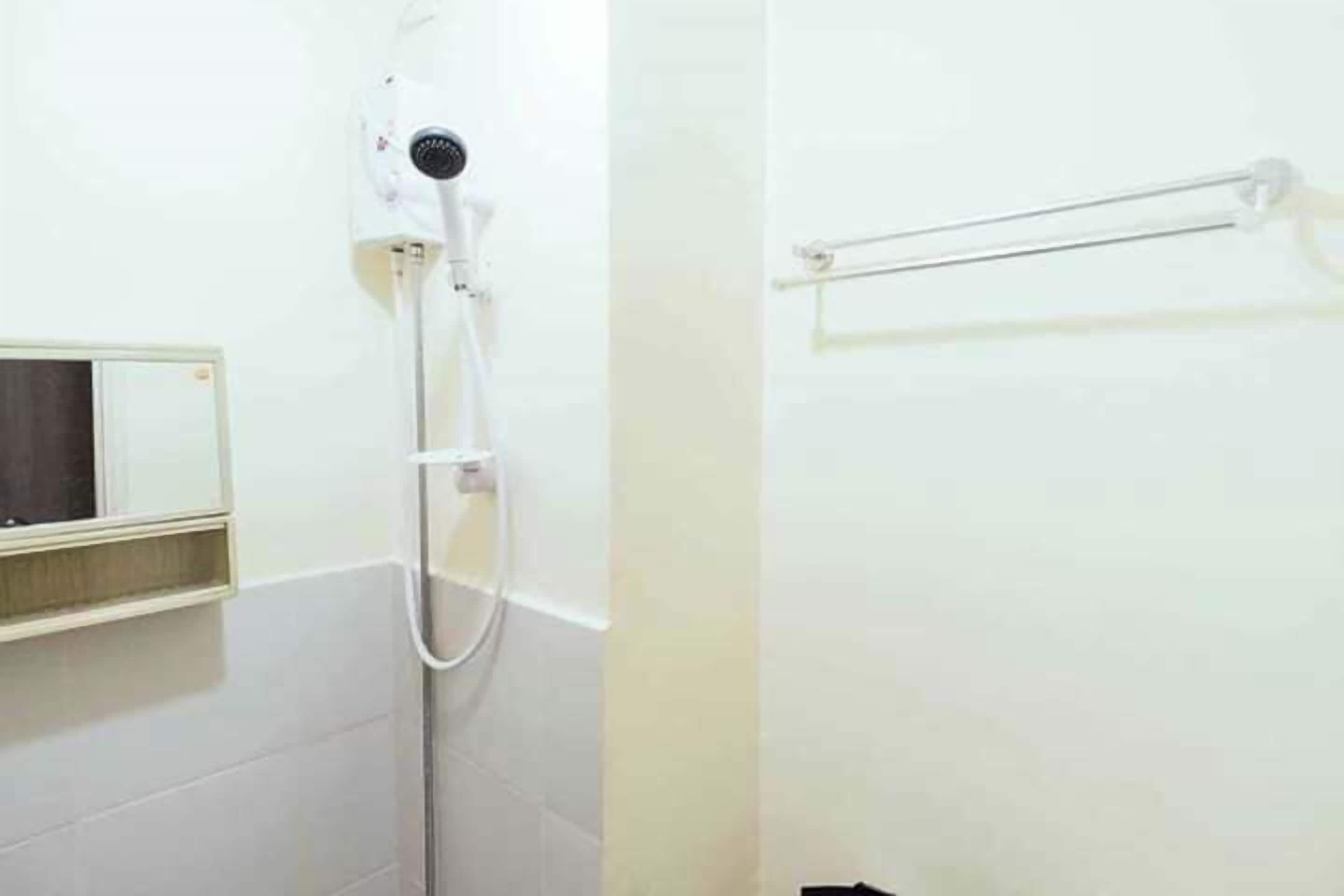 스탠다드 스튜디오 | 욕실 | 샤워 시설, 무료 세면용품, 슬리퍼, 타월