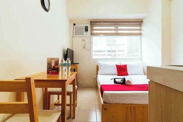 Standard Studio | Living area | Flat-screen TV - Urban Deca Tower OYO (Mandaluyong)