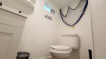 Chuveiro, secador de cabelo, bidê, toalhas de banho