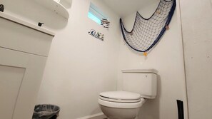 Chuveiro, secador de cabelo, bidê, toalhas de banho